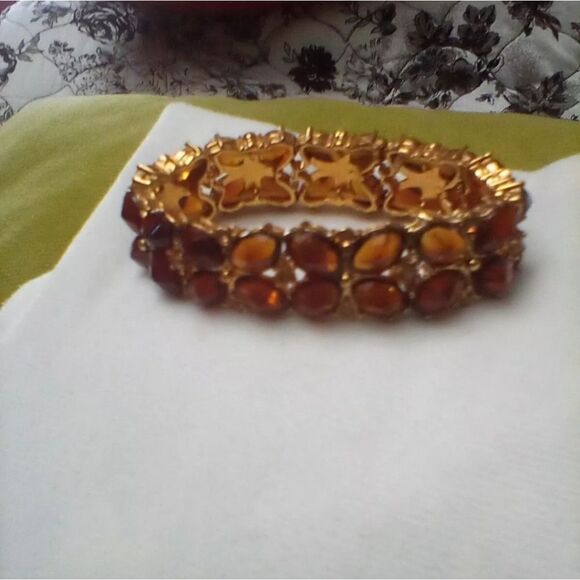 Amber Gem Stone Stretch Bracelet.  Glistens in the light. Perfect condition. - Picture 2 of 3